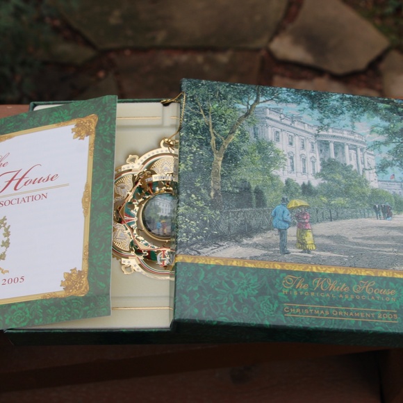 Collectible Christmas ornament of White House - Picture 4 of 5